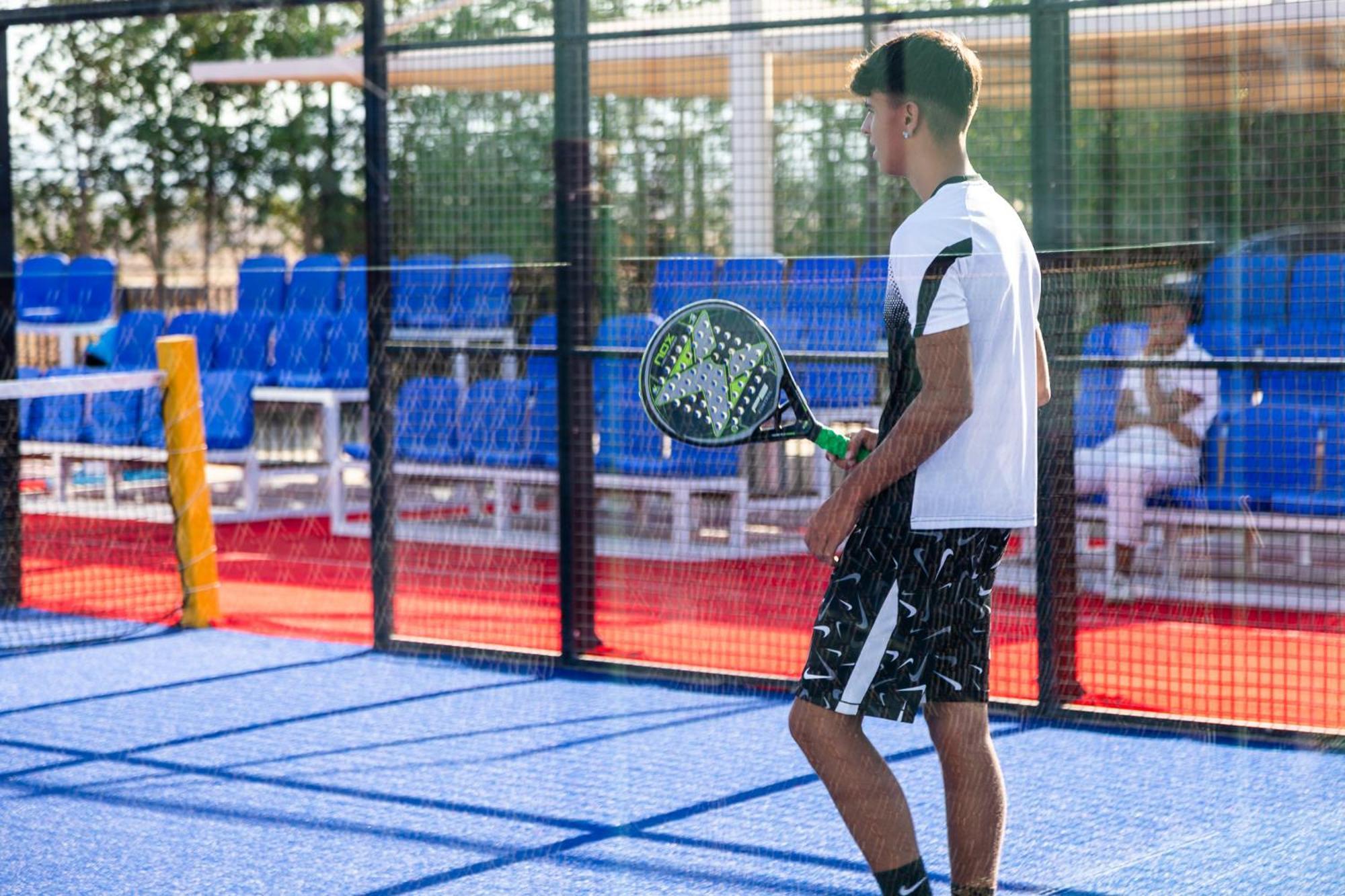 Hotel Royal Savoy Sharm El Sheikh Exterior foto A player waiting for the serve